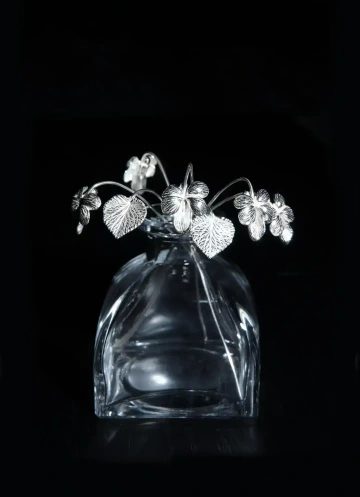 Kytice stříbrný fialek GIYOU ve skleněné váze