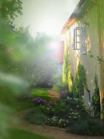 Historická budova a zahrada s květinami, Giyou Garden Home, místo narození Giyou