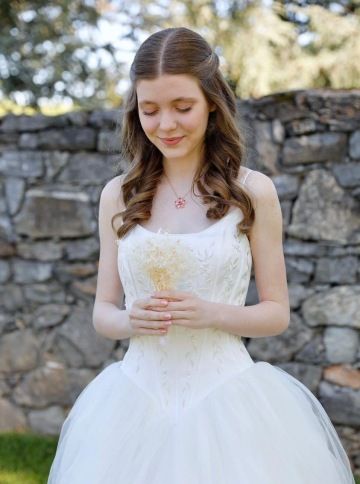 A girl in Virginia holding GIYOU flowers in hands
