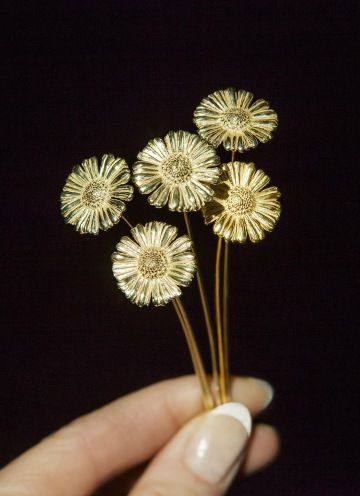 GIYOU gold daisies in hand