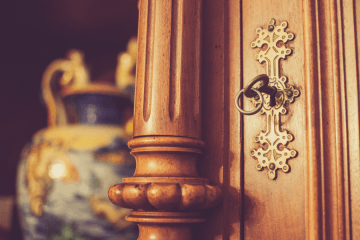 Detail historických dveří s klíčem krásného, luxusního domu, dekorace na zakázku