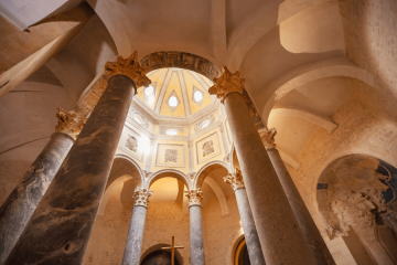 Pohled na strop monumentální, historické budovy pro slavnostní událostí