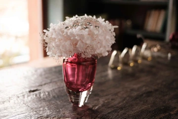 Kytice ze stříbrných květin a bílých květin, slavnostní kytice