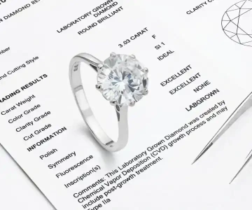 Prsten s diamantem na certifikátu diamantu