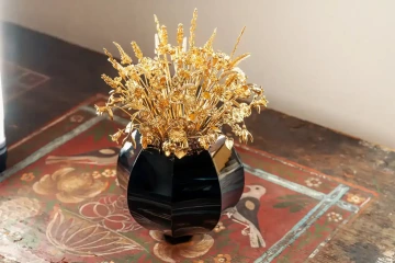 Velká kytice zlatých květin GIYOU, dárek z Prahy na zakázku