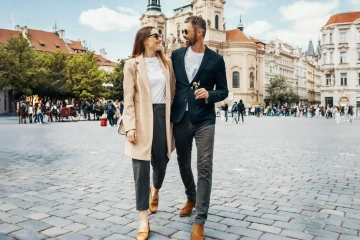 Muž se ženou se pochází na Staroměstském nám. v Praze s koupenými českými šperkařskými květinami v GIYOU GARDEN, dárek z Prahy