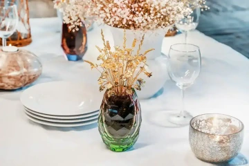 Zlatá kytice GIYOU ve váze na svátečním stole