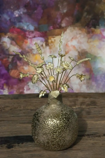 A bouquet of golden flowers in a vase. A gift to special guests.