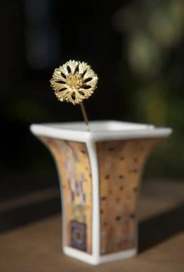 Chrpa ze zlata ve váze, dárek k 1. výročí svatby