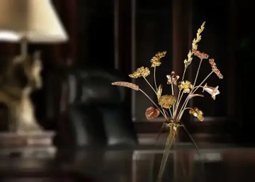 Bouquet of ten flowers in rose and yellow gold in a vase for 10th anniversary