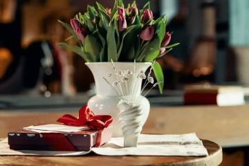 Kytice 30 stříbrných šperků ve váze, dárek k 30 narozeninám pro ženu