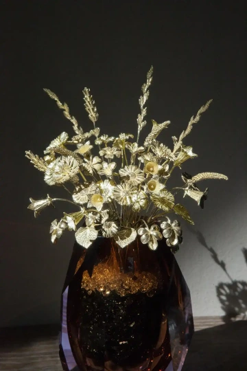 Kytice 40 zlatých květin skleněné váze, dárek k 40. narozeninám pro ženu