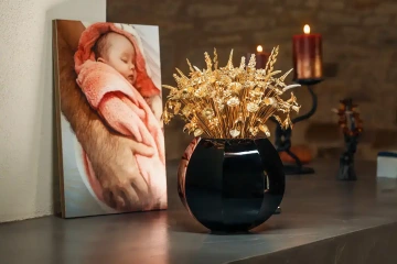 Velká zlatá kytice ve váze u fotky miminka, luxusní dárek manželce k narození dítěte