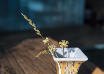 Zlaté květiny GIYOU ve váze pro dceru k promoci