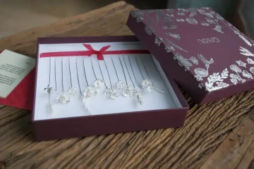 Dárková krabice se stříbrnými květinami GIYOU