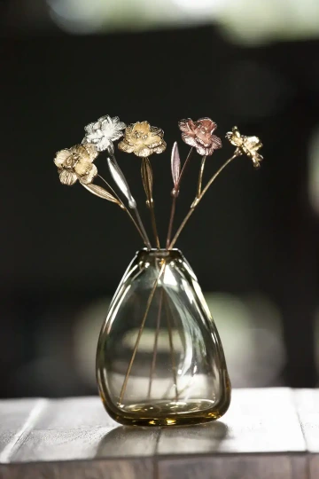 Kytice 5 zlatých hvozdíků ve váze