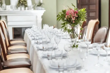 Slavnostní stůl s váznou s květinami pro vzácné hosty, dárek pro hosty