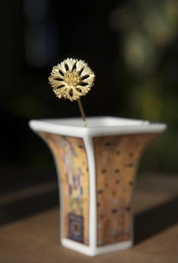 Zlatá chrpa v porcelánové váze, dárek pro maminku od dcery