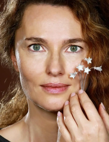 Kytice zvonků ze stříbra GIYOU v rukách mámy, dárek pro maminku od dcery