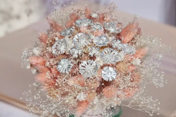 Kytice stříbrných a barevných sušených květin, dárek pro nevěstu