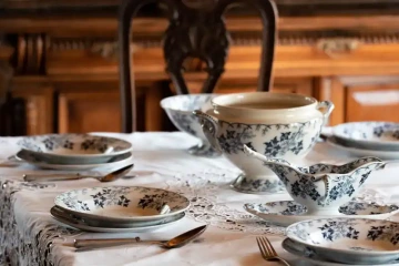 Porcelánový jídelní servis na svátečním stole, dárek pro novomanžele