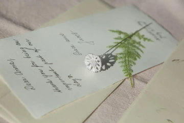 Stříbrná chrpa na svatebním poděkování pro hosty, dárek pro svatební hosty