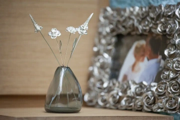 Kytice 4 stříbrných květin ve skleněné váze