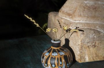 A mix of GIYOU golden flowers in a vase
