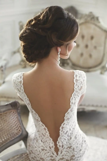 Sedící krásná nevěsta očekávající dárek pro nevěstu