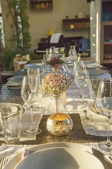 Stříbrné květiny GIYOU ve skleněných vázách ve středu svatebních stolů, svatební dekorace