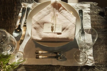 Jedna stříbrná květina položená na místě svatebního stolu