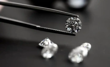 Diamant v pinzetě klenotníka