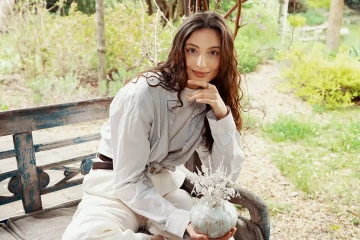 Tvář ženy s dárkem k výročí - květinami ze zlata