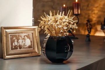 Luxusní váza se zlatými květinovými šperky se starou rodinnou fotkou, dárek pro mámu, babičku