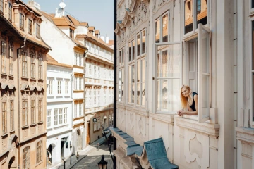 Milada Bláhová v okně Velkopřevorského paláce