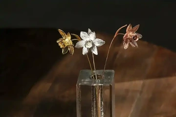 Tři narcisy ze zlata ve svatební váze, svatební dekorace