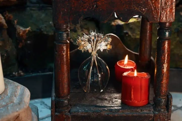 Vánoční kytice ze zlata ve váze se svíčkami, zlatá, luxusní vánoční dekorace