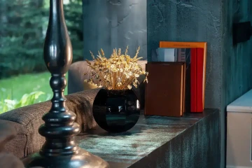 Velká kytice zlatých květin ve váze doma, vedle knihy, elegantní, luxusní dárek pro muže