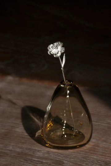 Stříbrná květina ve skleněné váze pro firemní dárek