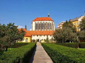 Františkánská zahrada v Praze s kostelem Panny Marie Sněžné