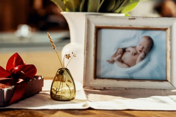 GIYOU golden flowers in a vase with a baby photo, a gift for the birth of a child