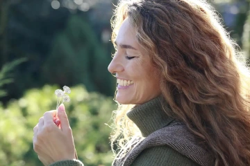 Smějící žena na procházce se stříbrnými květinami, dárek od srdce