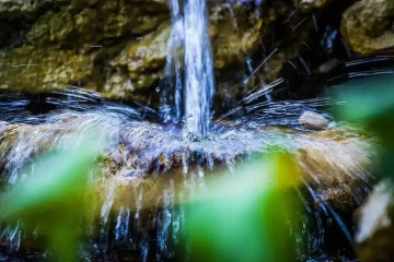 Proudící voda potoka zahrady GIYOU