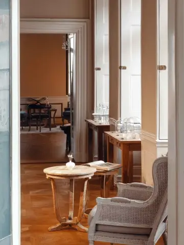 Space and Jewellers Flowers in Giyou Garden House, Mala Strana, Prague