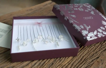 Gift box with GIYOU silver flowers before shipment to customer