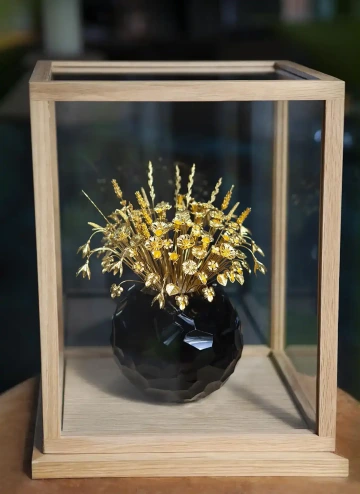 Bouquet of golden flowers of 24K gold in showcase