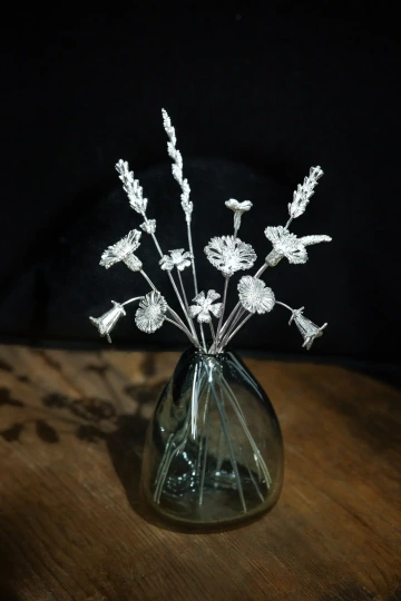 Kytice 15 stříbrných květin ve váze