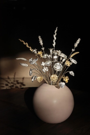 Bouquet of silver and gold flowers GIYOU in a vase