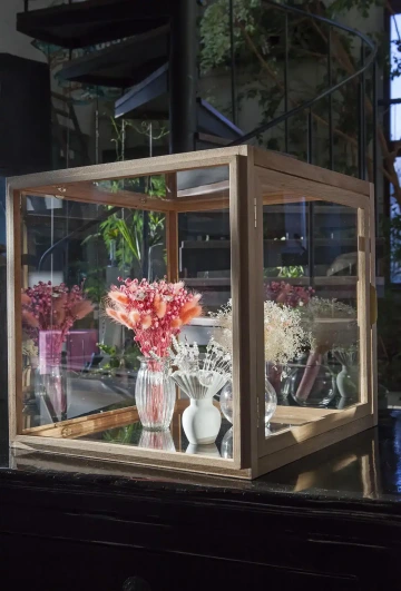 Glass showcase with various GIYOU jewellery flowers in GIYOU showroom