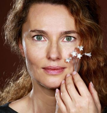 Žena s vánočním dárkem stříbrných zvonků